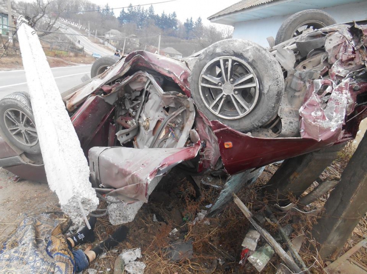 ACCIDENT GROAZNIC la Donduşeni: Şoferul unei maşini a decedat pe loc (FOTO)