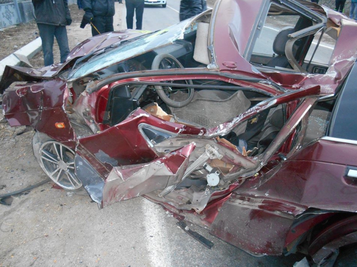 ACCIDENT GROAZNIC la Donduşeni: Şoferul unei maşini a decedat pe loc (FOTO)