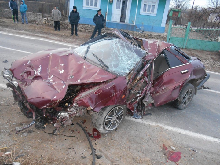 ACCIDENT GROAZNIC la Donduşeni: Şoferul unei maşini a decedat pe loc (FOTO)