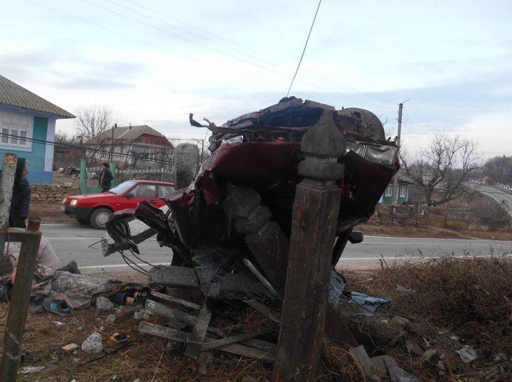 ACCIDENT GROAZNIC la Donduşeni: Şoferul unei maşini a decedat pe loc (FOTO)