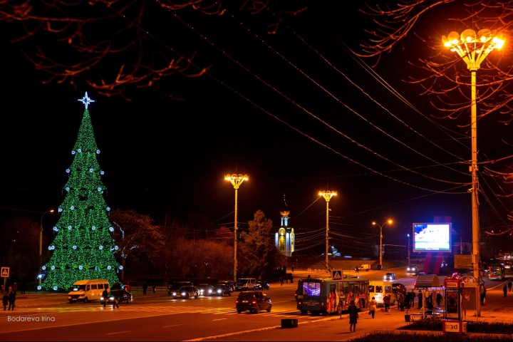 Este mai înalt decât cel din Chişinău. La Tiraspol a fost inaugurat Pomul de Crăciun (GALERIE FOTO)