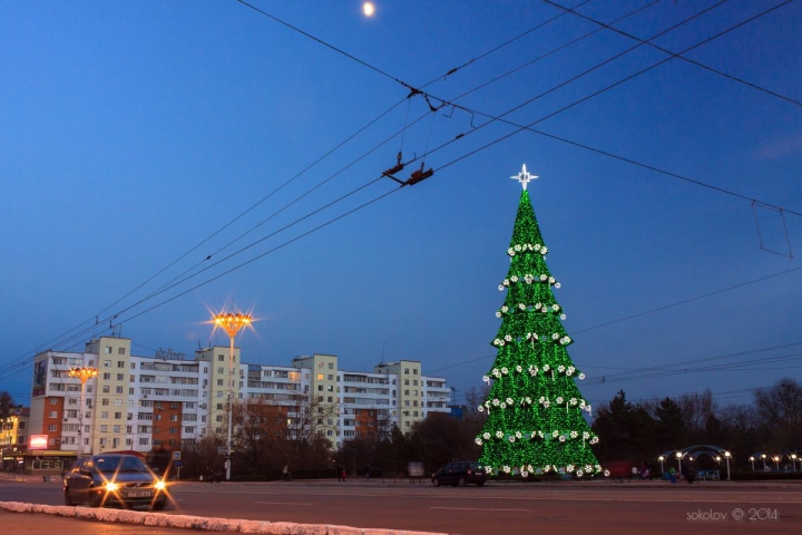 Este mai înalt decât cel din Chişinău. La Tiraspol a fost inaugurat Pomul de Crăciun (GALERIE FOTO)