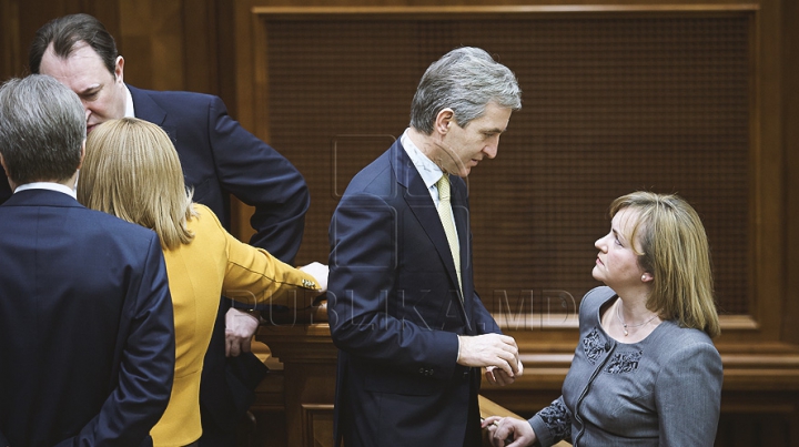 Emoţii şi voie bună la Parlament. Cum a demarat prima şedinţă a noului Legislativ (GALERIE FOTO)