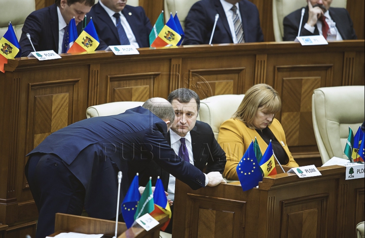 Emoţii şi voie bună la Parlament. Cum a demarat prima şedinţă a noului Legislativ (GALERIE FOTO)