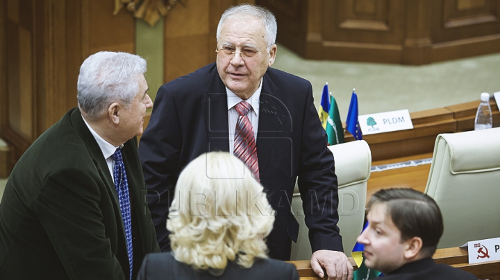 Emoţii şi voie bună la Parlament. Cum a demarat prima şedinţă a noului Legislativ (GALERIE FOTO)