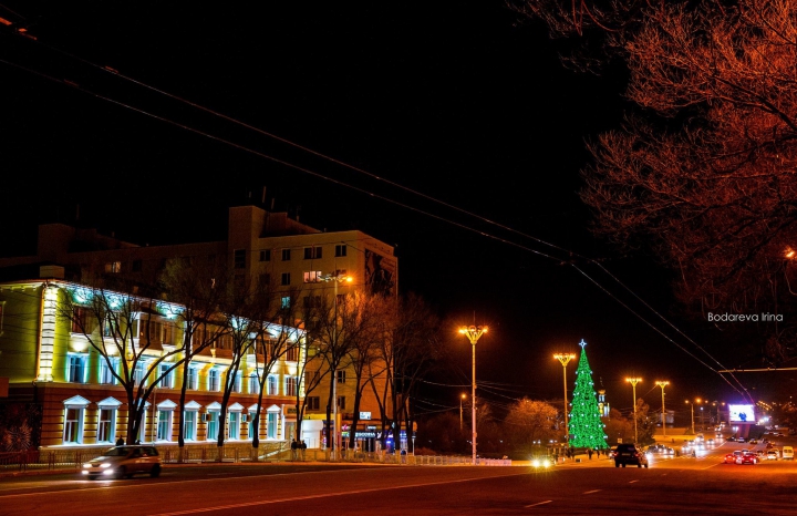 Este mai înalt decât cel din Chişinău. La Tiraspol a fost inaugurat Pomul de Crăciun (GALERIE FOTO)