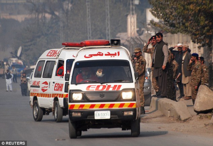 TRAGEDIE în Pakistan! Peste 100 de oameni au fost ucişi într-o şcoală militară (GALERIE FOTO)