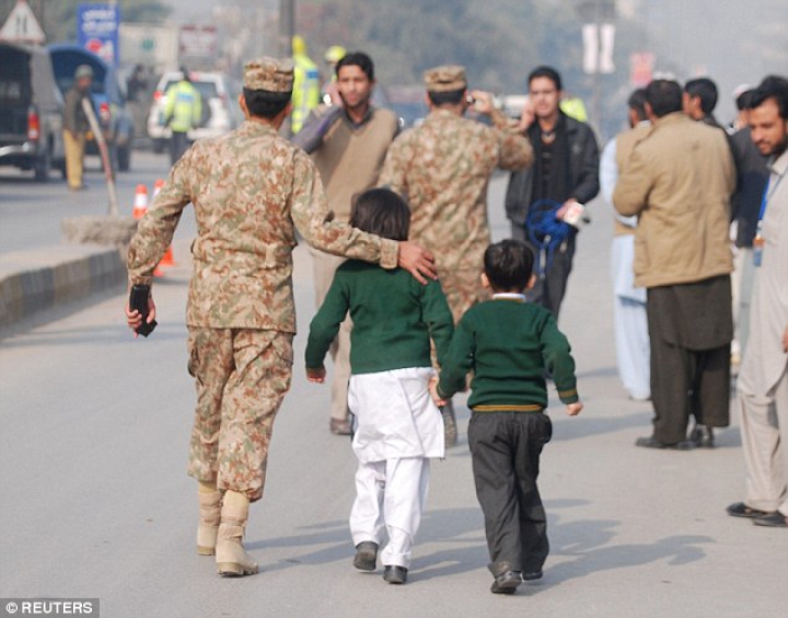 TRAGEDIE în Pakistan! Peste 100 de oameni au fost ucişi într-o şcoală militară (GALERIE FOTO)