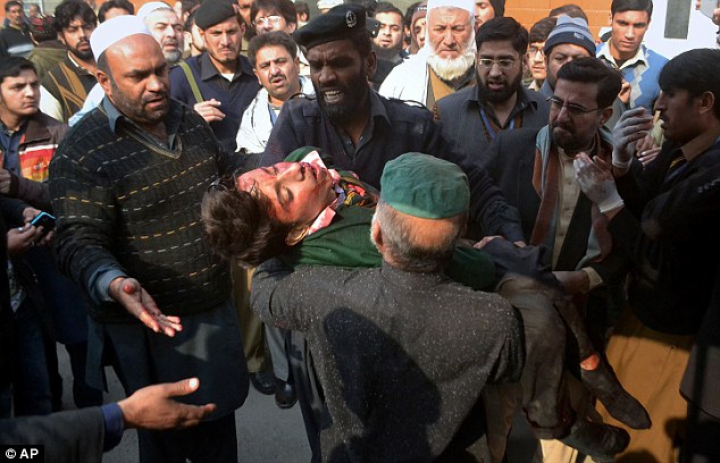 TRAGEDIE în Pakistan! Peste 100 de oameni au fost ucişi într-o şcoală militară (GALERIE FOTO)