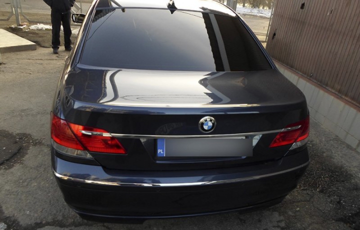 Un ucrainean a vrut să ajungă în Moldova la volanul unui BMW. Ce trecut sumbru are maşina