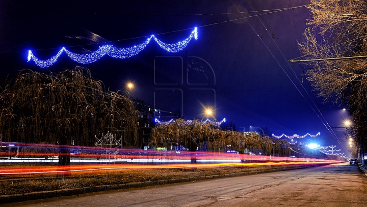 Feerie pe străzile capitalei. Cum arată Chişinăul nocturn în ajunul sărbătorilor de iarnă (GALERIE FOTO)