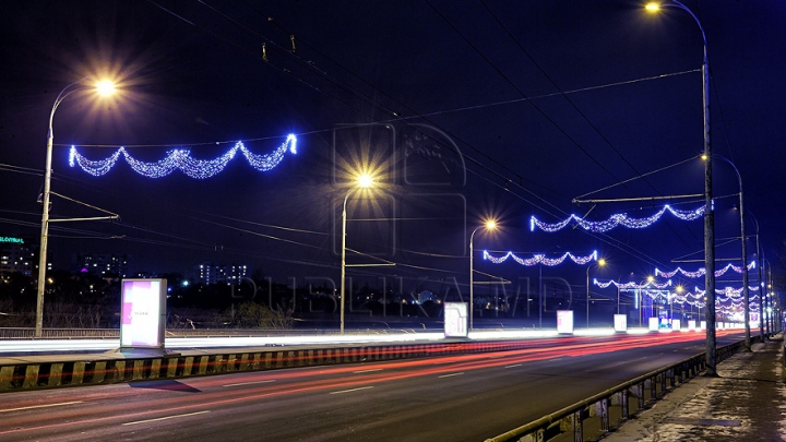 Feerie pe străzile capitalei. Cum arată Chişinăul nocturn în ajunul sărbătorilor de iarnă (GALERIE FOTO)