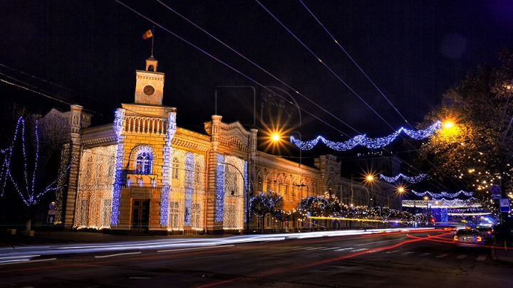 Feerie pe străzile capitalei. Cum arată Chişinăul nocturn în ajunul sărbătorilor de iarnă (GALERIE FOTO)