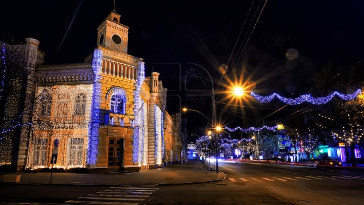 Feerie pe străzile capitalei. Cum arată Chişinăul nocturn în ajunul sărbătorilor de iarnă (GALERIE FOTO)