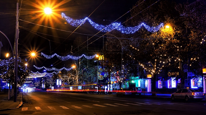 Feerie pe străzile capitalei. Cum arată Chişinăul nocturn în ajunul sărbătorilor de iarnă (GALERIE FOTO)