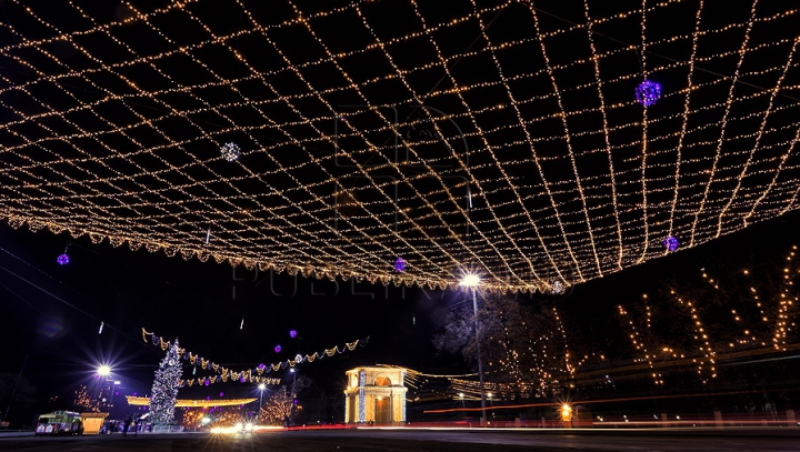 Feerie pe străzile capitalei. Cum arată Chişinăul nocturn în ajunul sărbătorilor de iarnă (GALERIE FOTO)