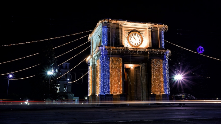 Feerie pe străzile capitalei. Cum arată Chişinăul nocturn în ajunul sărbătorilor de iarnă (GALERIE FOTO)