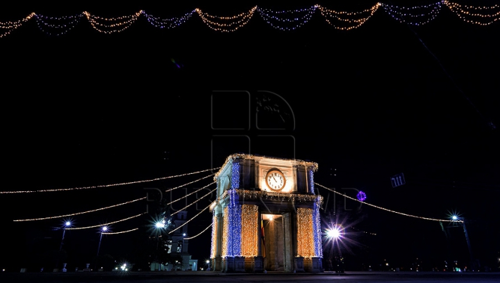 Feerie pe străzile capitalei. Cum arată Chişinăul nocturn în ajunul sărbătorilor de iarnă (GALERIE FOTO)