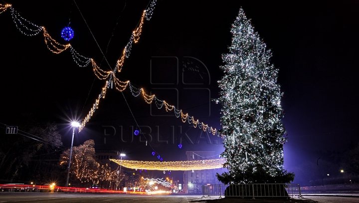 Feerie pe străzile capitalei. Cum arată Chişinăul nocturn în ajunul sărbătorilor de iarnă (GALERIE FOTO)