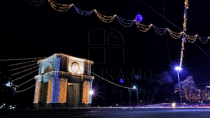 Feerie pe străzile capitalei. Cum arată Chişinăul nocturn în ajunul sărbătorilor de iarnă (GALERIE FOTO)