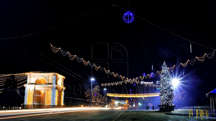 Feerie pe străzile capitalei. Cum arată Chişinăul nocturn în ajunul sărbătorilor de iarnă (GALERIE FOTO)