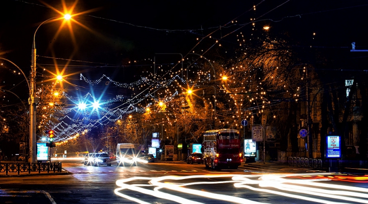 Feerie pe străzile capitalei. Cum arată Chişinăul nocturn în ajunul sărbătorilor de iarnă (GALERIE FOTO)