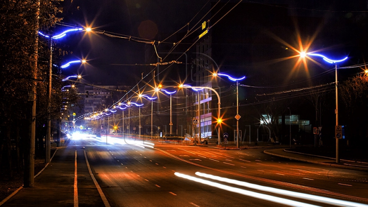 Feerie pe străzile capitalei. Cum arată Chişinăul nocturn în ajunul sărbătorilor de iarnă (GALERIE FOTO)