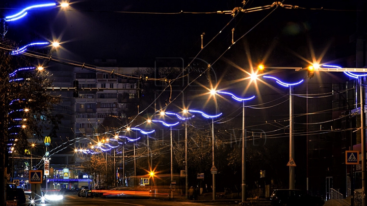 Feerie pe străzile capitalei. Cum arată Chişinăul nocturn în ajunul sărbătorilor de iarnă (GALERIE FOTO)