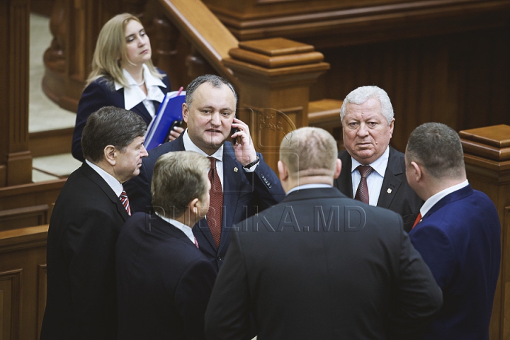 Emoţii şi voie bună la Parlament. Cum a demarat prima şedinţă a noului Legislativ (GALERIE FOTO)