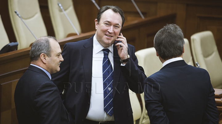 Emoţii şi voie bună la Parlament. Cum a demarat prima şedinţă a noului Legislativ (GALERIE FOTO)