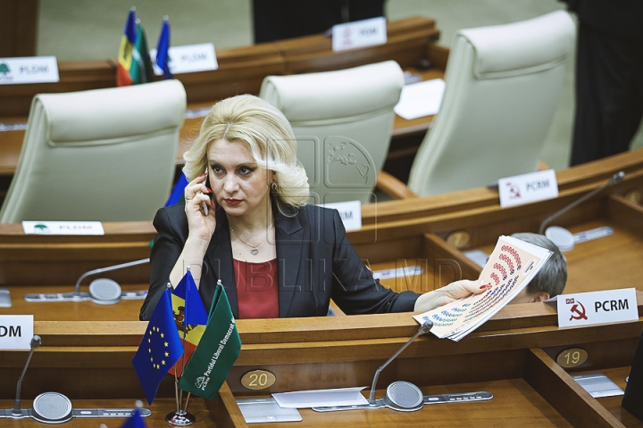 Emoţii şi voie bună la Parlament. Cum a demarat prima şedinţă a noului Legislativ (GALERIE FOTO)