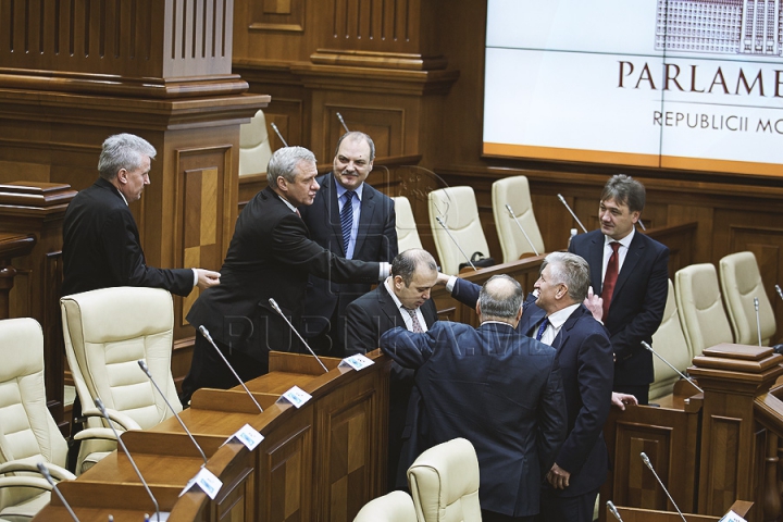 Emoţii şi voie bună la Parlament. Cum a demarat prima şedinţă a noului Legislativ (GALERIE FOTO)