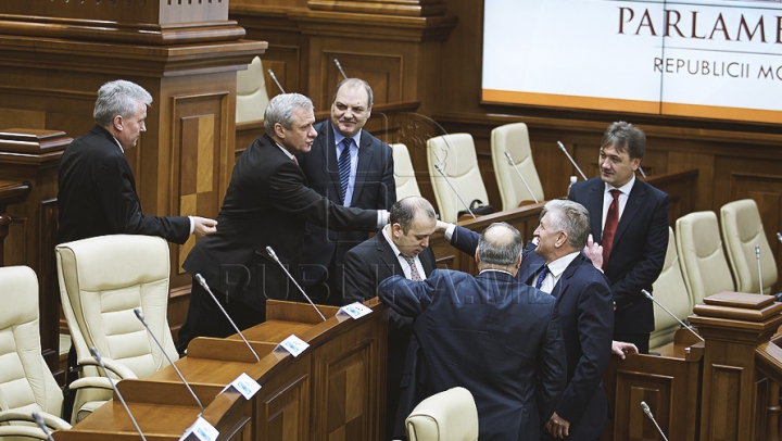 Emoţii şi voie bună la Parlament. Cum a demarat prima şedinţă a noului Legislativ (GALERIE FOTO)