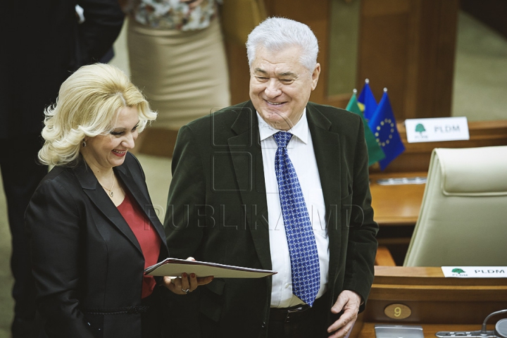 Emoţii şi voie bună la Parlament. Cum a demarat prima şedinţă a noului Legislativ (GALERIE FOTO)