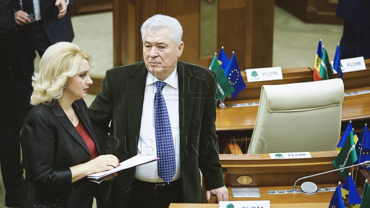 Emoţii şi voie bună la Parlament. Cum a demarat prima şedinţă a noului Legislativ (GALERIE FOTO)