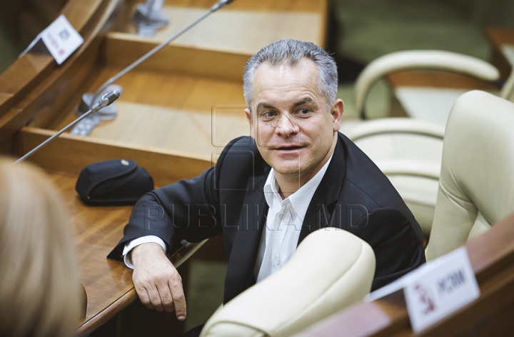 Emoţii şi voie bună la Parlament. Cum a demarat prima şedinţă a noului Legislativ (GALERIE FOTO)