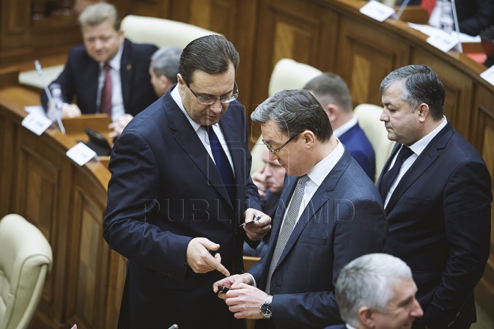 Emoţii şi voie bună la Parlament. Cum a demarat prima şedinţă a noului Legislativ (GALERIE FOTO)