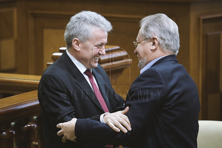 Emoţii şi voie bună la Parlament. Cum a demarat prima şedinţă a noului Legislativ (GALERIE FOTO)