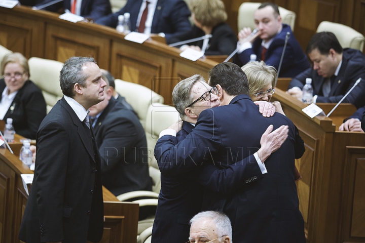 Emoţii şi voie bună la Parlament. Cum a demarat prima şedinţă a noului Legislativ (GALERIE FOTO)