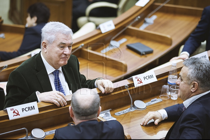 Emoţii şi voie bună la Parlament. Cum a demarat prima şedinţă a noului Legislativ (GALERIE FOTO)