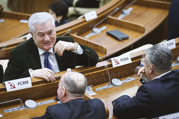 Emoţii şi voie bună la Parlament. Cum a demarat prima şedinţă a noului Legislativ (GALERIE FOTO)