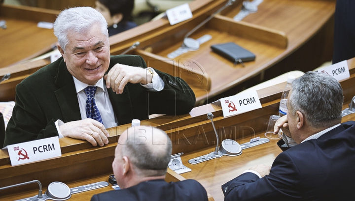 Emoţii şi voie bună la Parlament. Cum a demarat prima şedinţă a noului Legislativ (GALERIE FOTO)