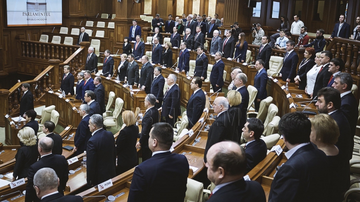 Emoţii şi voie bună la Parlament. Cum a demarat prima şedinţă a noului Legislativ (GALERIE FOTO)