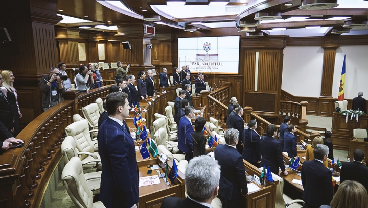 Emoţii şi voie bună la Parlament. Cum a demarat prima şedinţă a noului Legislativ (GALERIE FOTO)