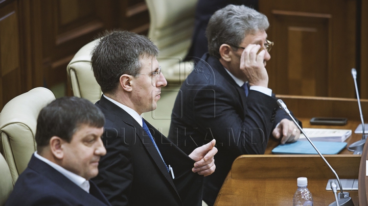 Emoţii şi voie bună la Parlament. Cum a demarat prima şedinţă a noului Legislativ (GALERIE FOTO)