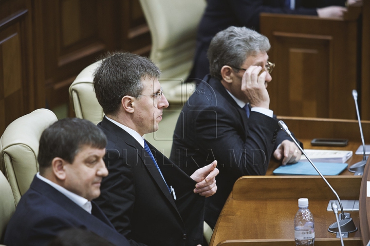 Emoţii şi voie bună la Parlament. Cum a demarat prima şedinţă a noului Legislativ (GALERIE FOTO)