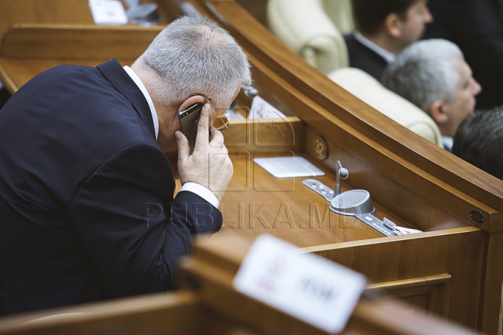 Emoţii şi voie bună la Parlament. Cum a demarat prima şedinţă a noului Legislativ (GALERIE FOTO)