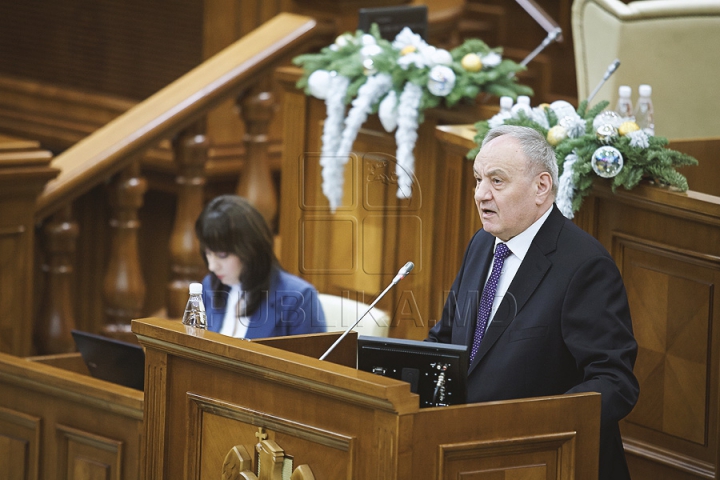 Emoţii şi voie bună la Parlament. Cum a demarat prima şedinţă a noului Legislativ (GALERIE FOTO)