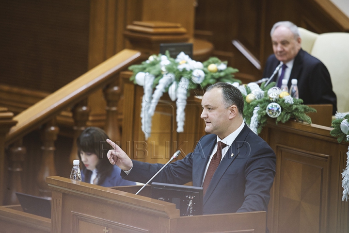 Emoţii şi voie bună la Parlament. Cum a demarat prima şedinţă a noului Legislativ (GALERIE FOTO)