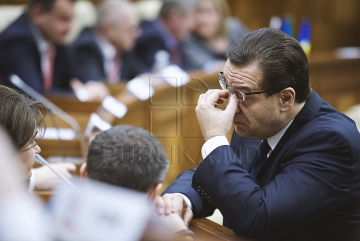 Emoţii şi voie bună la Parlament. Cum a demarat prima şedinţă a noului Legislativ (GALERIE FOTO)